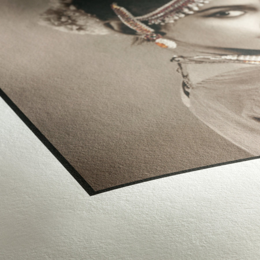 Digitale illustratie geprint op Fine Art papier naast de tablet waarop hij getekend is